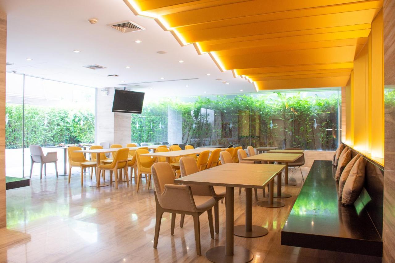 Tango Vibrant Living Hotel - SHA Extra Plus Bangkok Exterior foto